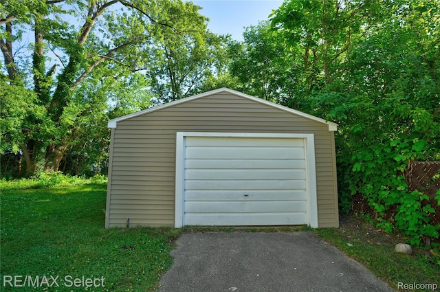 3062 Walton Ave, Davison, MI 48504 - detached garage featuring asphalt driveway