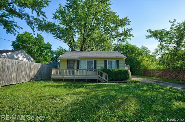 3062 Walton Ave, Davison, MI 48504 - view of front of home featuring a fenced backyard and a deck