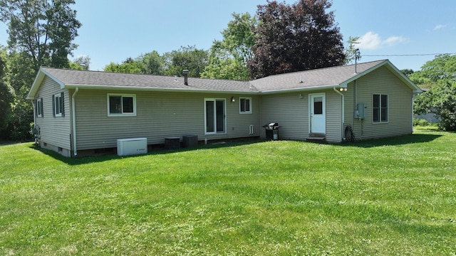 7106 Partridge Dr, Flushing, MI 48433 - rear view of house with a lawn