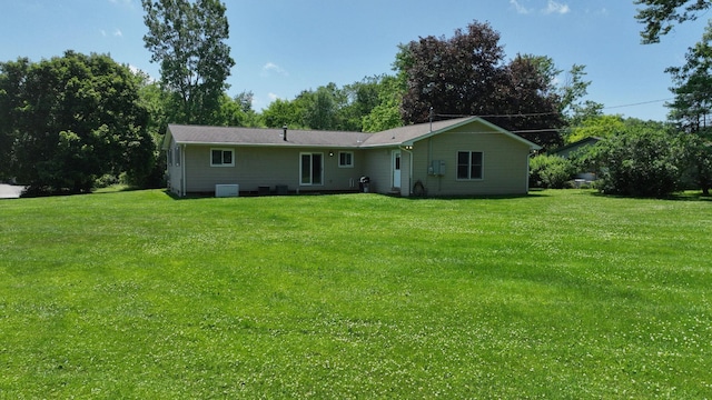 7106 Partridge Dr, Flushing, MI 48433 - rear view of property with a lawn