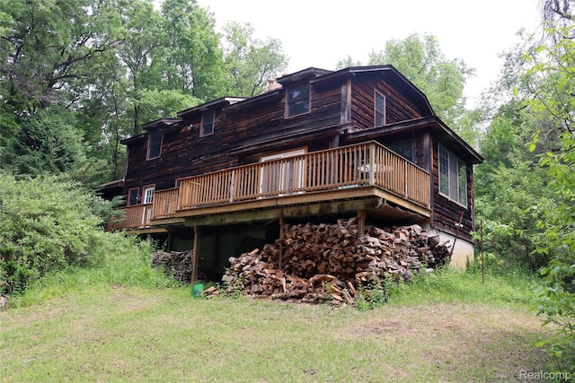 320 Nancy Bird Ln, Clarkston, MI 48371 - back of house featuring a wooden deck and a yard