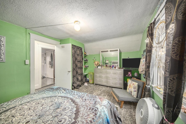 317 E Argyle St, Jackson, MI 49202 - bedroom featuring carpet floors and a textured ceiling