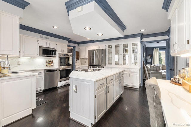 50530 Hunters Creek Trl, Shelby Twp, MI 48317 - kitchen featuring stainless steel appliances, crown molding, white cabinets, a kitchen island, and recessed lighting