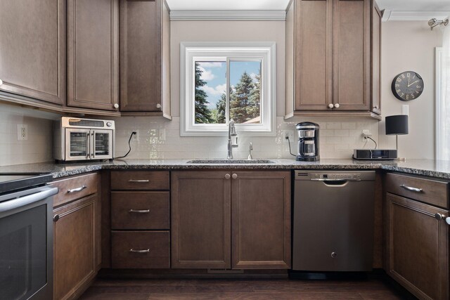 7662 Hidden Ponds Blvd, Brighton, MI 48114 - kitchen with stainless steel appliances, crown molding, decorative backsplash, and dark wood-style flooring