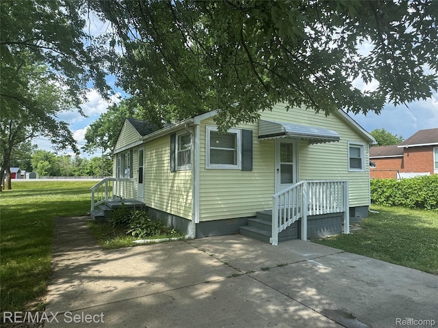 2017 Noble Ave, Flushing, MI 48532 - view of front of property with a front yard and crawl space