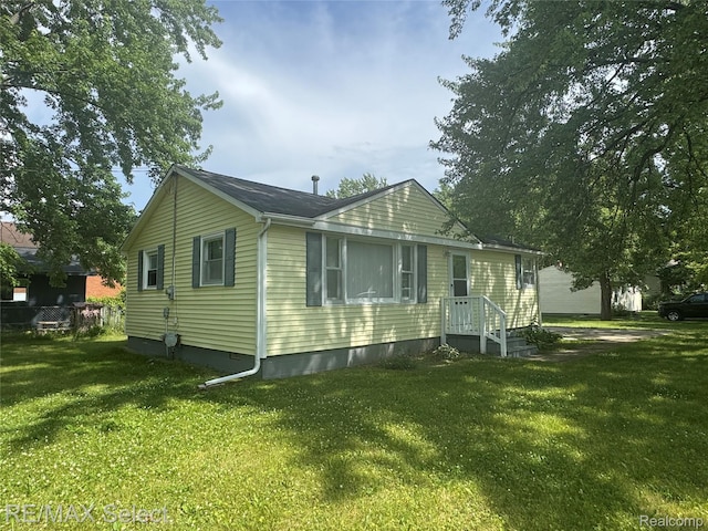 2017 Noble Ave, Flushing, MI 48532 - view of front of house featuring a front lawn