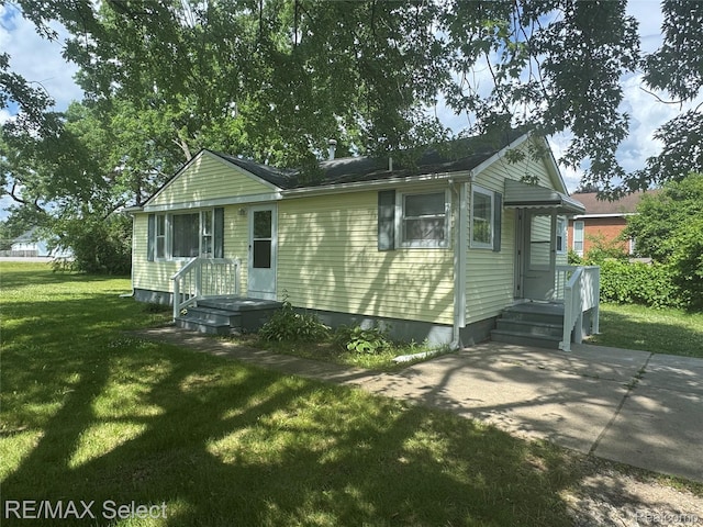 2017 Noble Ave, Flushing, MI 48532 - view of front facade with a front yard