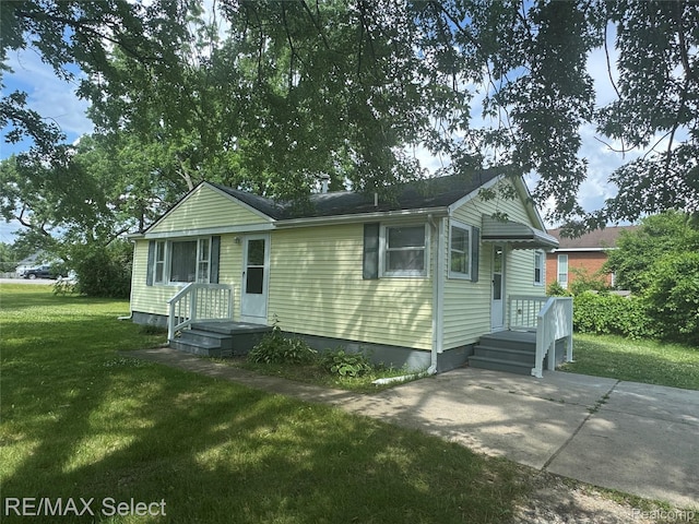 2017 Noble Ave, Flushing, MI 48532 - view of front of house featuring a front lawn
