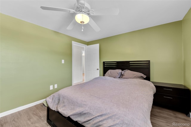 607 Ashburnham St, Auburn Hills, MI 48326 - bedroom with wood finished floors and a ceiling fan
