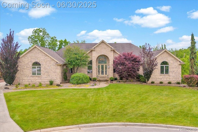 550 Kings Fairway Ct, Grand Blanc, MI 48439 - traditional-style house featuring brick siding and a front lawn