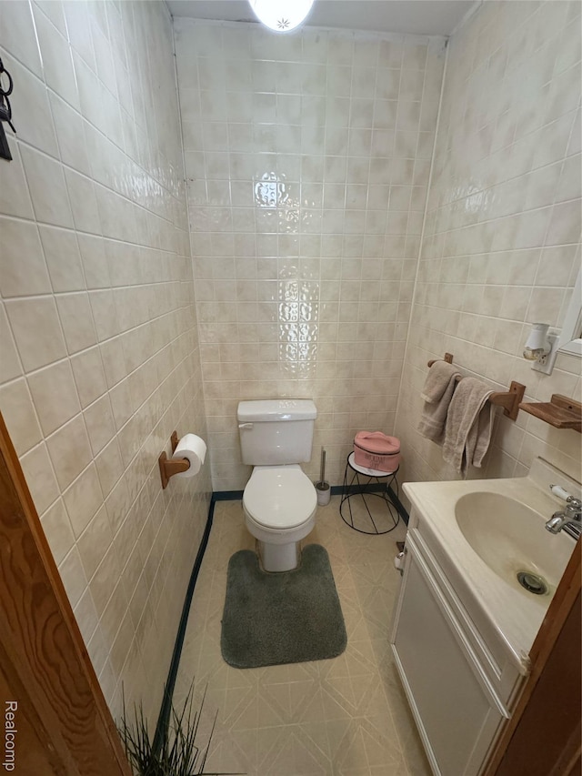 338 Green, Perry, MI 48872 - bathroom featuring tile walls and vanity