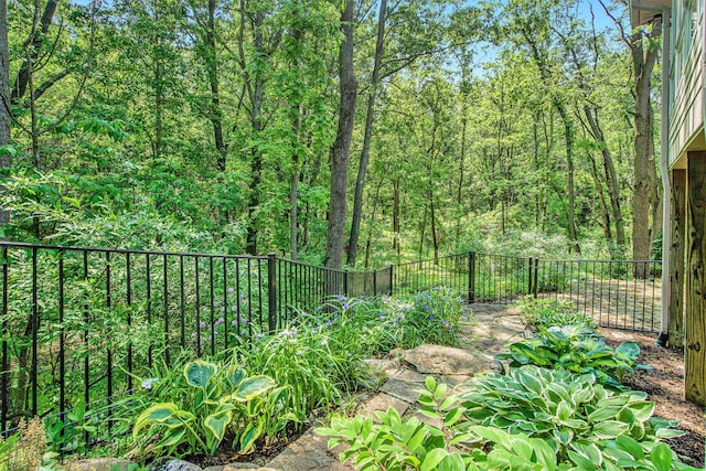 8023 Trail Rdg, Dexter, MI 48130 - view of yard