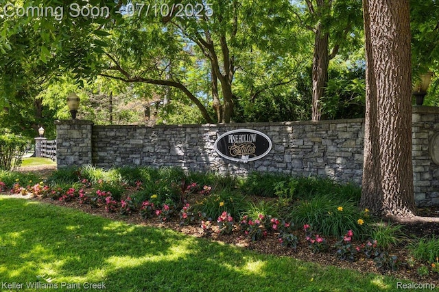 6295 Canter Creek Trl, Grand Blanc, MI 48439 - community / neighborhood sign featuring a yard