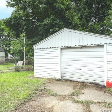 440 Jewell St, Southfield, MI 48220 - detached garage featuring driveway
