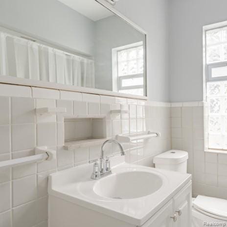 440 Jewell St, Southfield, MI 48220 - bathroom featuring tile walls and vanity