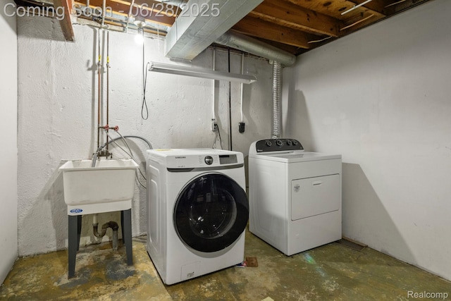 1481 Oakbrook E, Rochester, MI 48307 - laundry room with washing machine and dryer