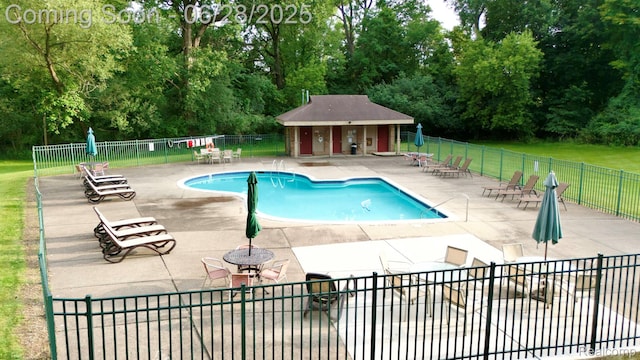 1481 Oakbrook E, Rochester, MI 48307 - community pool with a patio and view of wooded area