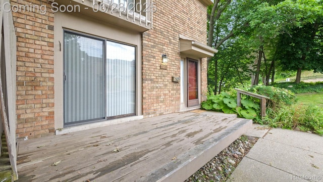 1481 Oakbrook E, Rochester, MI 48307 - view of wooden terrace