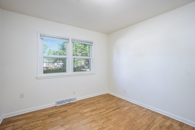 1315 Sutherland Ave, Kalamazoo, MI 49006 - empty room featuring light wood-type flooring and baseboards