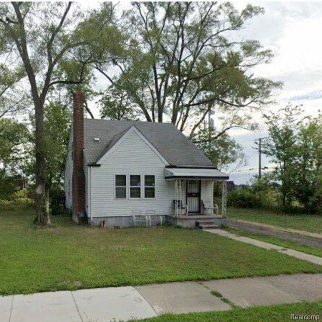 8626 Ashton Ave, Detroit, MI 48228 - bungalow-style home with a porch and a front yard