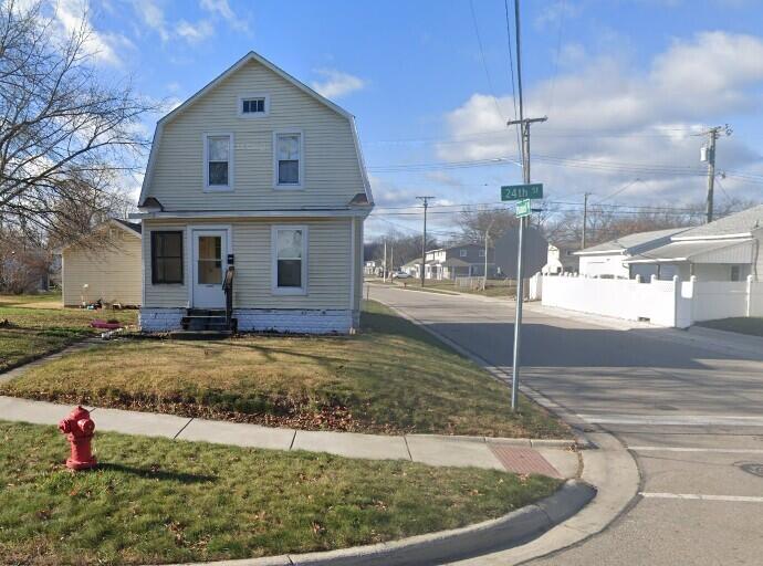 3037 24th St, Port Huron, MI 48060 - view of front of home featuring entry steps, a gambrel roof, and a front yard