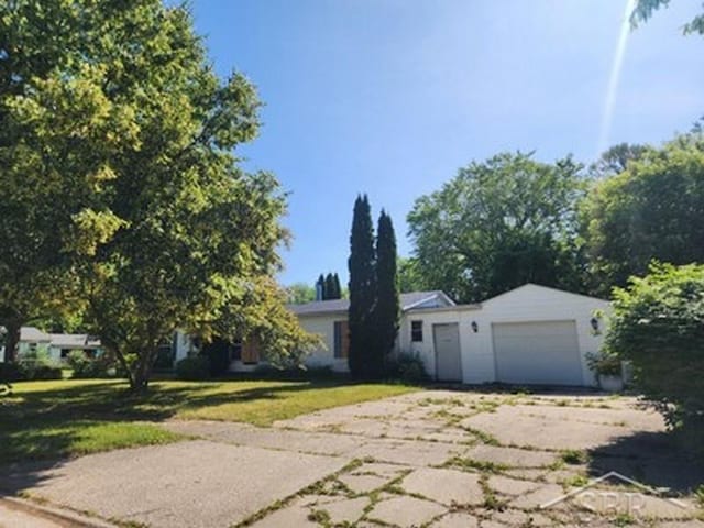 2502 Lynnwood Ave, Saginaw, MI 48601 - view of front of home with a front yard, an attached garage, and driveway