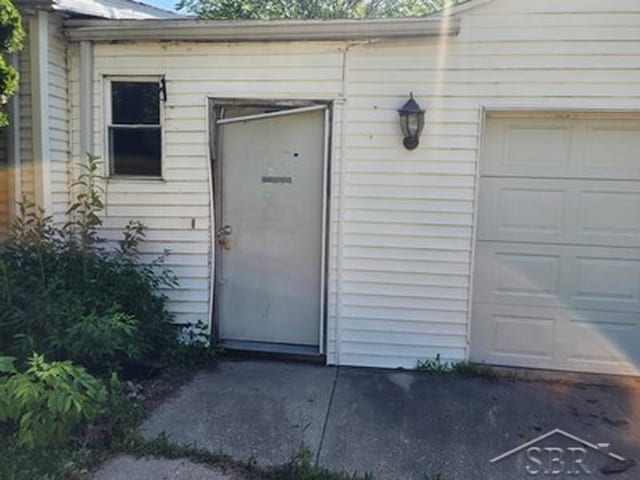 2502 Lynnwood Ave, Saginaw, MI 48601 - view of exterior entry featuring a garage