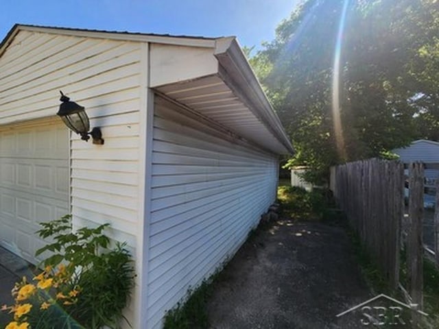 2502 Lynnwood Ave, Saginaw, MI 48601 - view of side of home with a detached garage