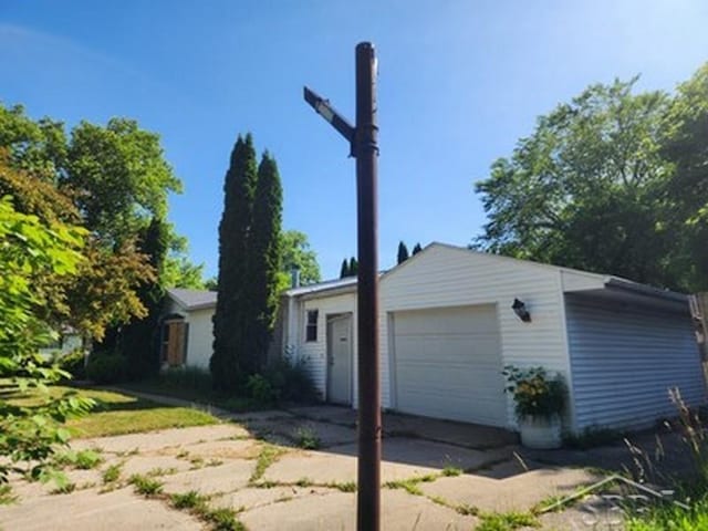 2502 Lynnwood Ave, Saginaw, MI 48601 - ranch-style house with a detached garage