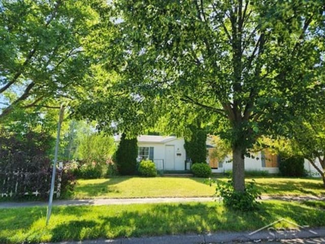 2502 Lynnwood Ave, Saginaw, MI 48601 - view of green lawn