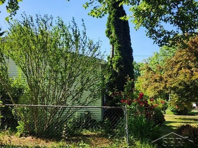 2502 Lynnwood Ave, Saginaw, MI 48601 - view of yard