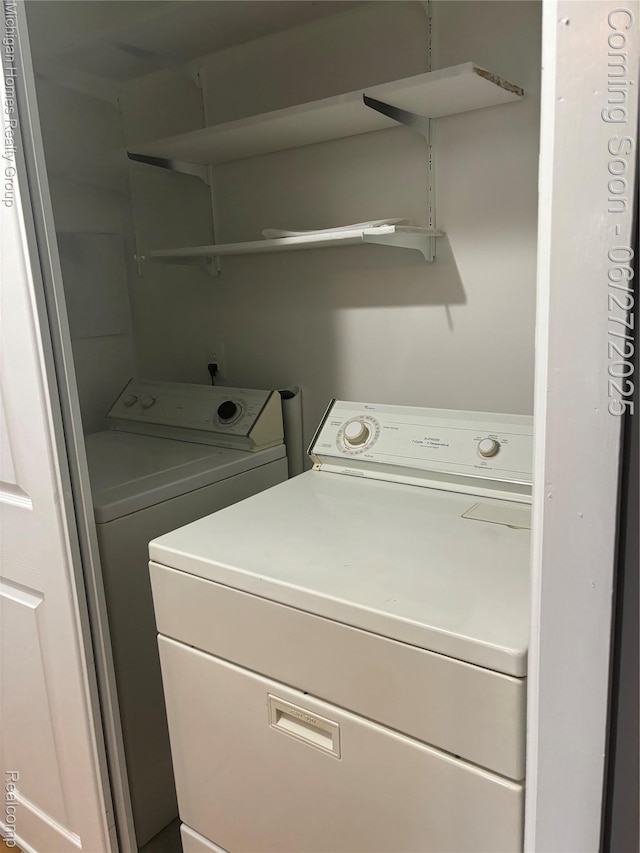 30028 W 12 Mile Rd, Farmington, MI 48334 - laundry area with washer and dryer