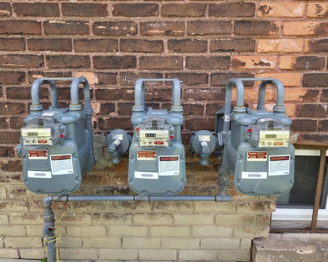 3742 W Grand St, Detroit, MI 48238 - utility room featuring gas meter