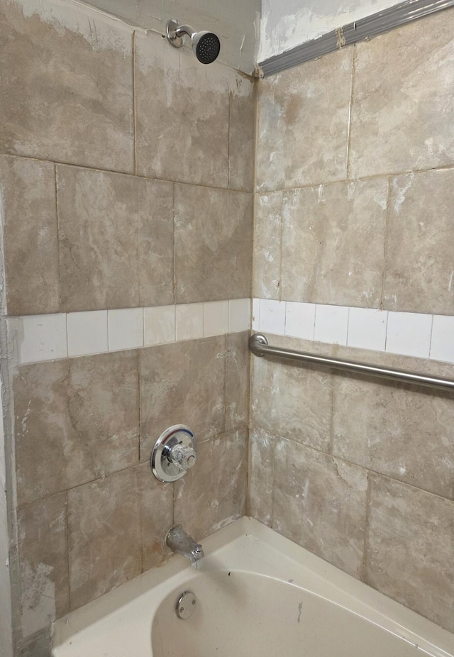 3742 W Grand St, Detroit, MI 48238 - full bath featuring washtub / shower combination