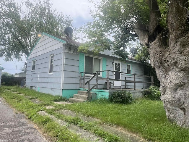 1297 W Kurtz Ave, Flint, MI 48505 - view of front facade featuring a deck