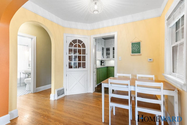 660 Deming St SE, Grand Rapids, MI 49507 - dining space featuring arched walkways and light wood-style flooring