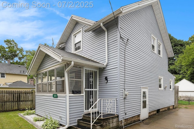 1323 Rhodes St, Jackson, MI 49202 - back of property with a sunroom