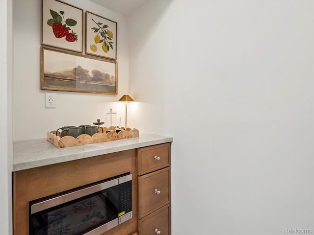 3025 Clawson Ave, Royal Oak, MI 48073 - bar featuring stainless steel microwave