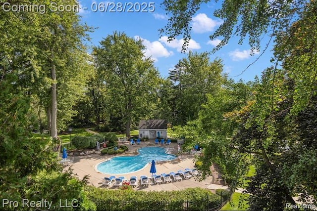 3559 Port Cove Dr Unit 25, Waterford, MI 48328 - community pool featuring a patio and an outdoor structure
