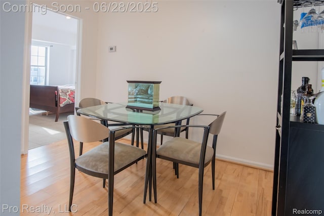 3559 Port Cove Dr Unit 25, Waterford, MI 48328 - dining area featuring light wood-style flooring and baseboards
