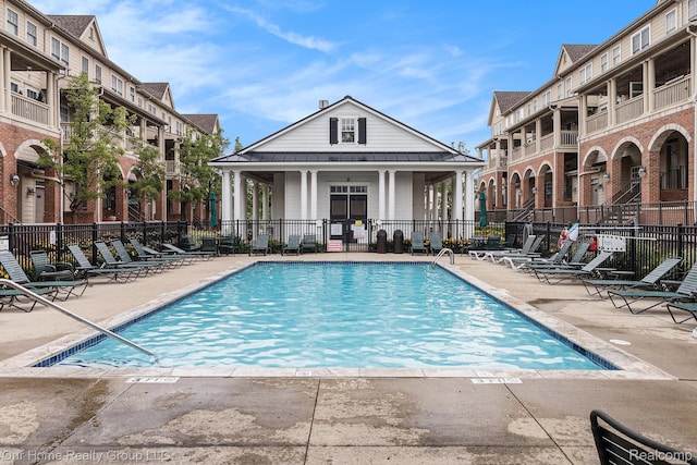 3994 Forester Blvd, Auburn Hills, MI 48326 - community pool with a patio