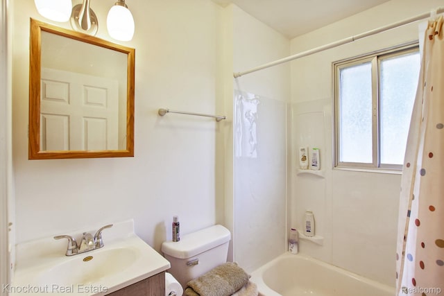 3699 Lakeview Dr, Beaverton, MI 48612 - bathroom featuring shower / tub combo with curtain and vanity