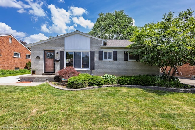 32204 Leelane, Farmington, MI 48336 - view of front facade featuring brick siding and a front lawn