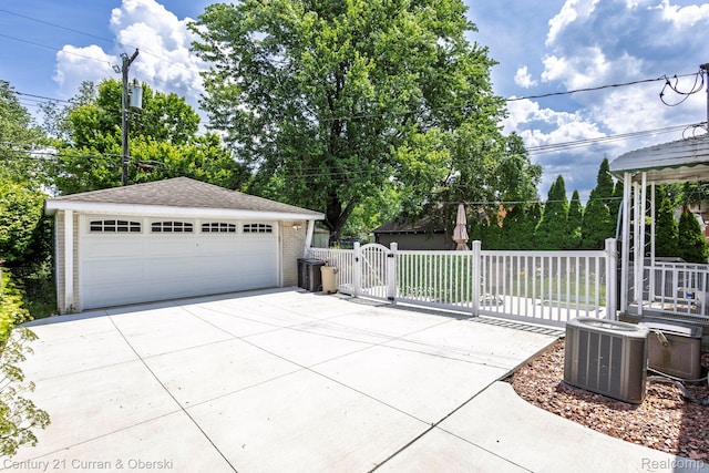 32204 Leelane, Farmington, MI 48336 - detached garage with a gate