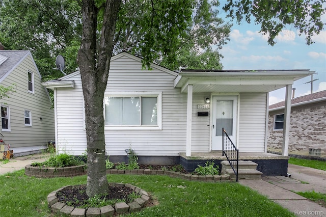 22613 Raven Ave, Eastpointe, MI 48021 - view of front facade with a front yard