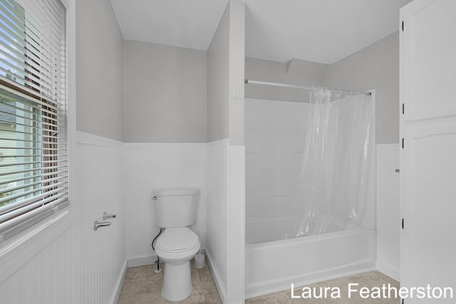 1119 White Ave NW, Grand Rapids, MI 49504 - full bath featuring shower / tub combo and a wainscoted wall