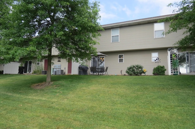 3577 Greenly Ct, Holland, MI 49424 - rear view of house with a lawn