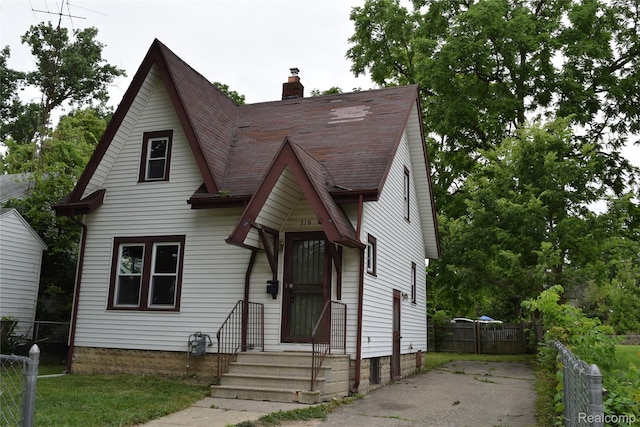 316 W Rankin St, Flint, MI 48505 - view of front facade featuring a chimney and roof with shingles