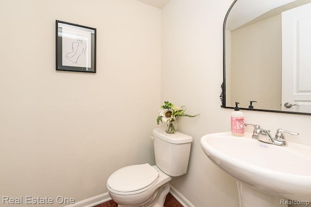 2669 Helmsdale Cir, Rochester, MI 48307 - bathroom with baseboards and a sink