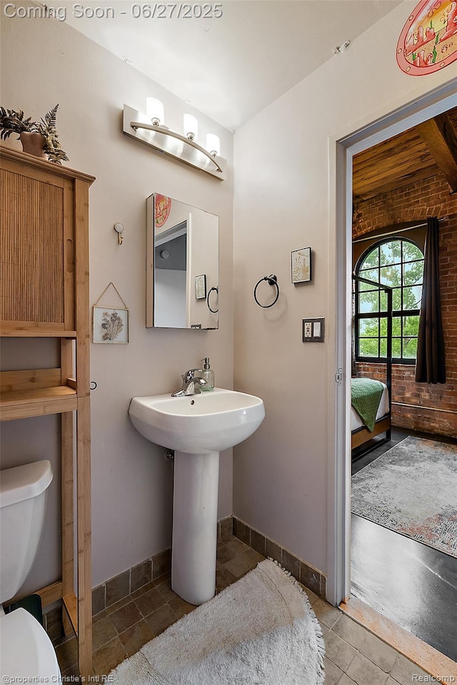 6533 E Jefferson Ave Unit 312W, Detroit, MI 48207 - bathroom featuring toilet and baseboards